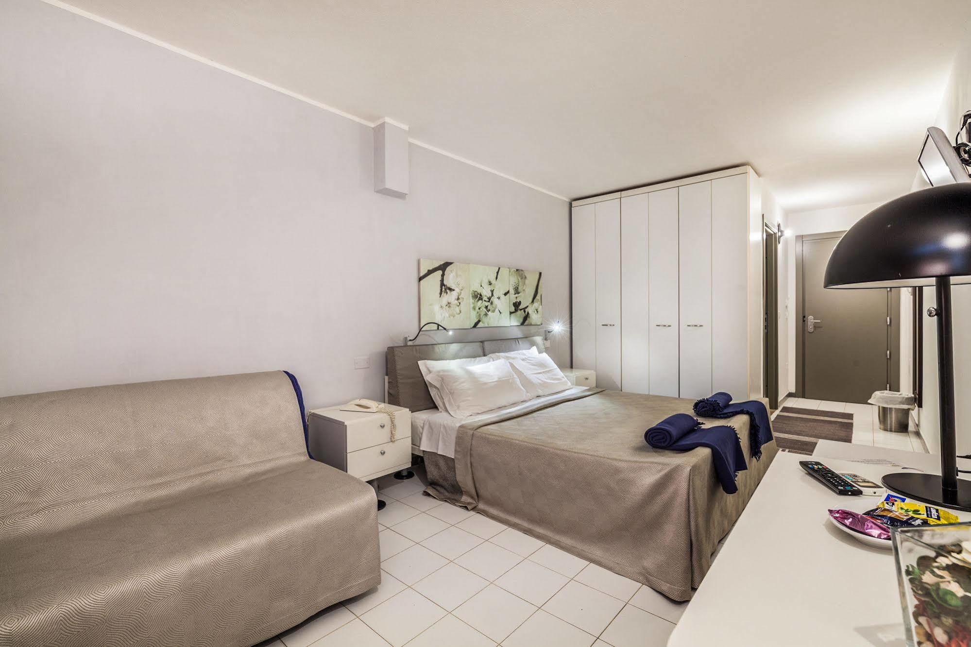 Hotel Residence Hibiscus La Caletta Exterior foto